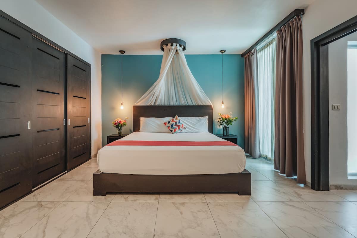 Hypo-allergenic bedding, in-room safe, desk, blackout curtains