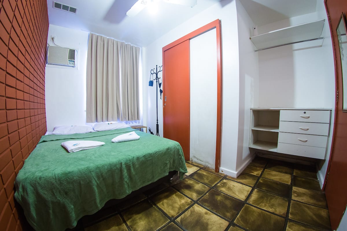 Chambre Standard avec lits jumeaux | Coffres-forts dans les chambres, Wi-Fi gratuit, draps fournis