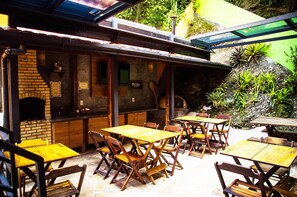 Outdoor dining - Bamboo Rio Hostel (Rio de Janeiro)