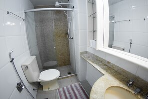 A bathroom with a toilet, shower, and sink. - Bamboo Rio Hostel (Rio de Janeiro)