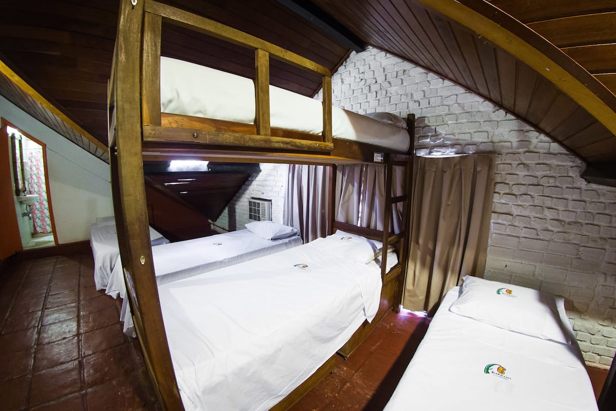 Dortoir Partagé | Coffres-forts dans les chambres, Wi-Fi gratuit, draps fournis