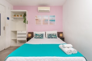 Quarto triplo standard | Cofres nos quartos, Wi-Fi de cortesia