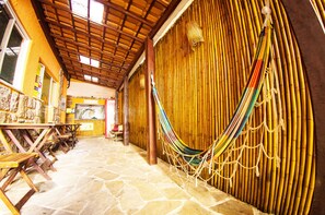 Lobby sitting area - Bamboo Rio Hostel (Rio de Janeiro)