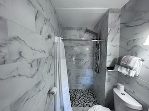 Deluxe Room, 2 Queen Beds, Non Smoking, Refrigerator & Microwave | Bathroom | Rainfall showerhead, free toiletries, towels, soap - Belle-Aire Motel (Globe)