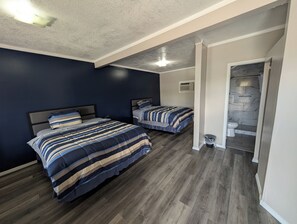 Yksilöllisesti sisustettu, yksilöllisesti kalustettu, työpöytä