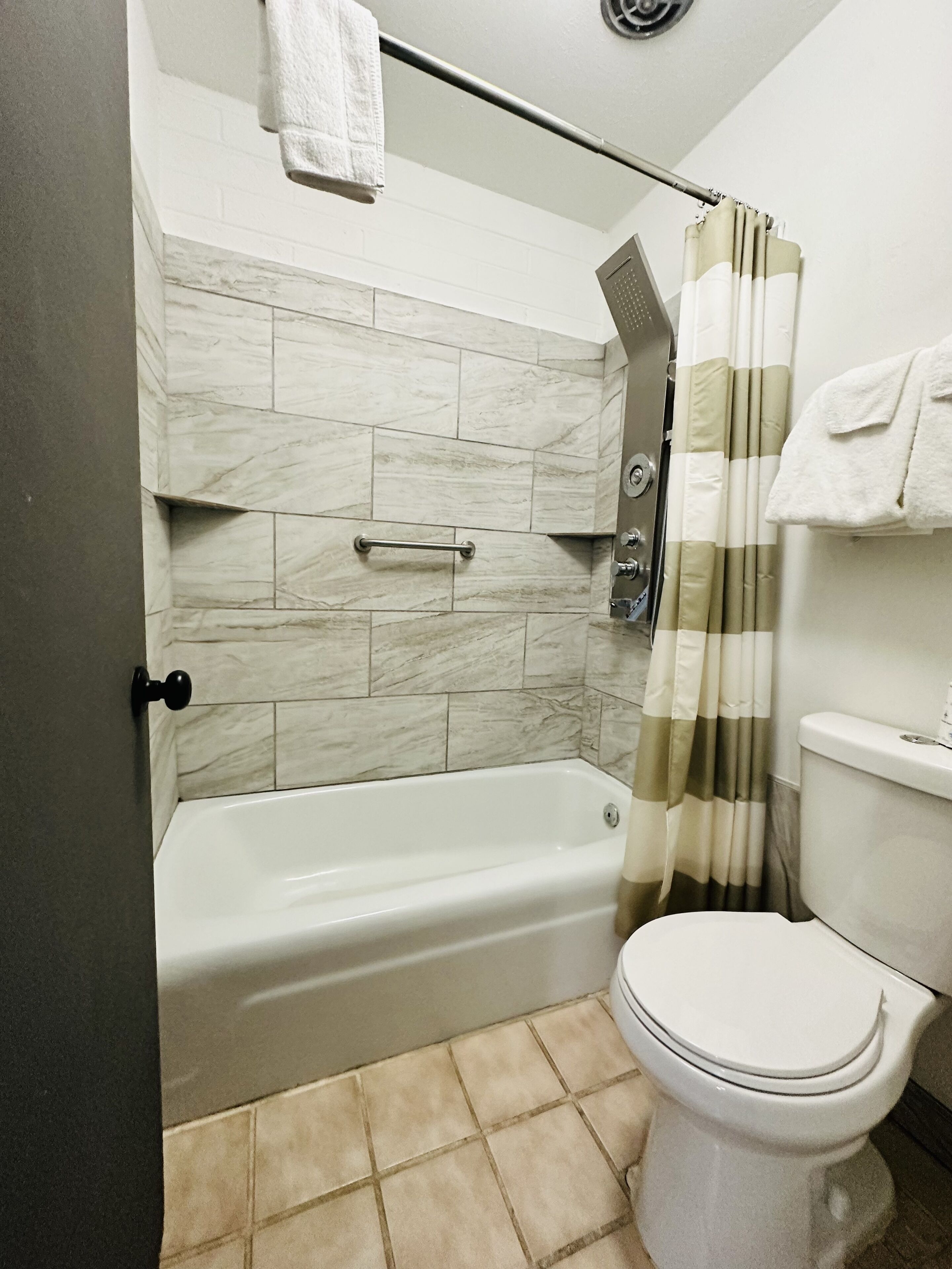 Regndusjhode, toalettartikler (inkludert), håndklær og såpe