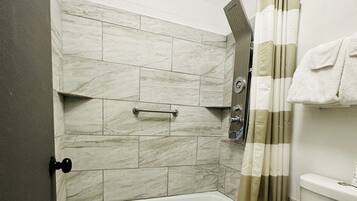 Regndusjhode, toalettartikler (inkludert), håndklær og såpe