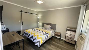 Rom – deluxe, 1 queensize-seng, ikke-røyk | Individuelt dekorert, individuelt innredet og skrivebord