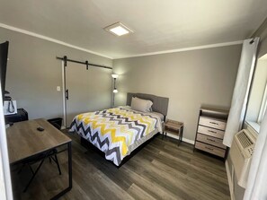 Deluxe Room, 1 Queen Bed, Non Smoking with Microwave and Refrigerator | Individually decorated, individually furnished, desk, blackout curtains - Belle-Aire Motel (Globe)