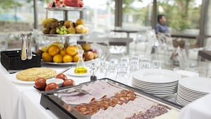 A buffet with various food items and a fruit display. - Hotel K10 (Urnieta)
