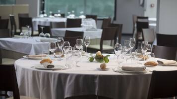 Hádegisverður í boði, spænsk matargerðarlist, veitingaaðstaða utandyra