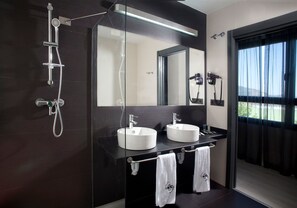 Kostenlose Toilettenartikel, Haartrockner, Handtücher