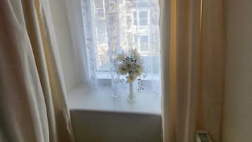 Double Room (Room 7 - 4 Poster Bed) | Individually decorated, individually furnished, soundproofing, free WiFi