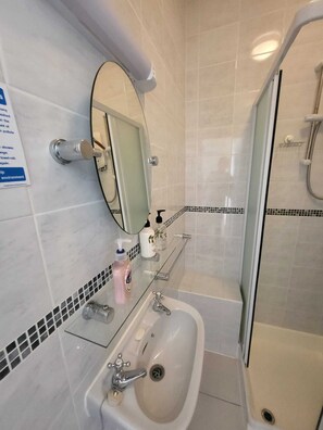 Quarto casal (Double - Room 6 & 8) | Banheiro | Chuveiro, toalhas de banho, sabonete, shampoo
