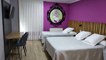 Decoración individual, escritorio, camas supletorias y wifi gratis