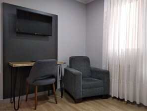 Individually decorated, desk, rollaway beds, free WiFi - Hostal Bríos (Lugo)