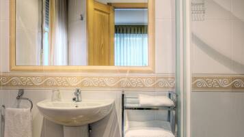 Combined shower/bathtub, towels