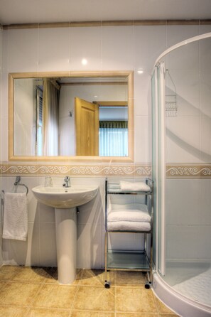 Combined shower/bathtub, towels