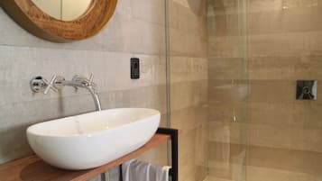 Deluxe Suite | Bathroom | Free toiletries, hair dryer, bidet, towels