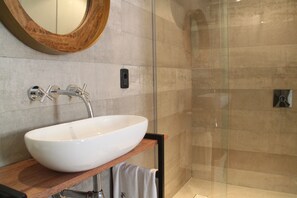 Deluxe Suite | Bathroom | Free toiletries, hair dryer, bidet, towels - Hotel Florinda (Punta del Este)