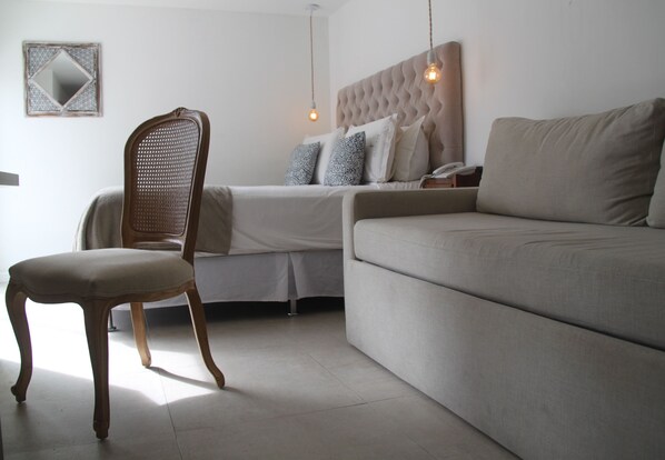 Caja de seguridad en la habitación y espacio para trabajar con laptop 