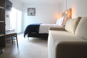 Deluxe-Suite | Zimmersafe, laptopgeeigneter Arbeitsplatz, Verdunkelungsvorhänge