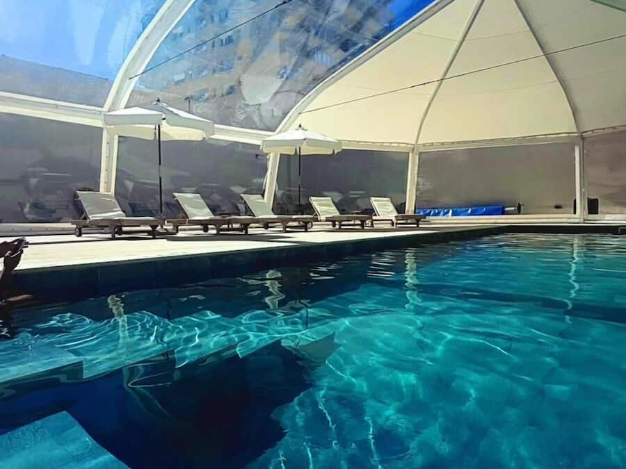 Una piscina techada, una piscina al aire libre