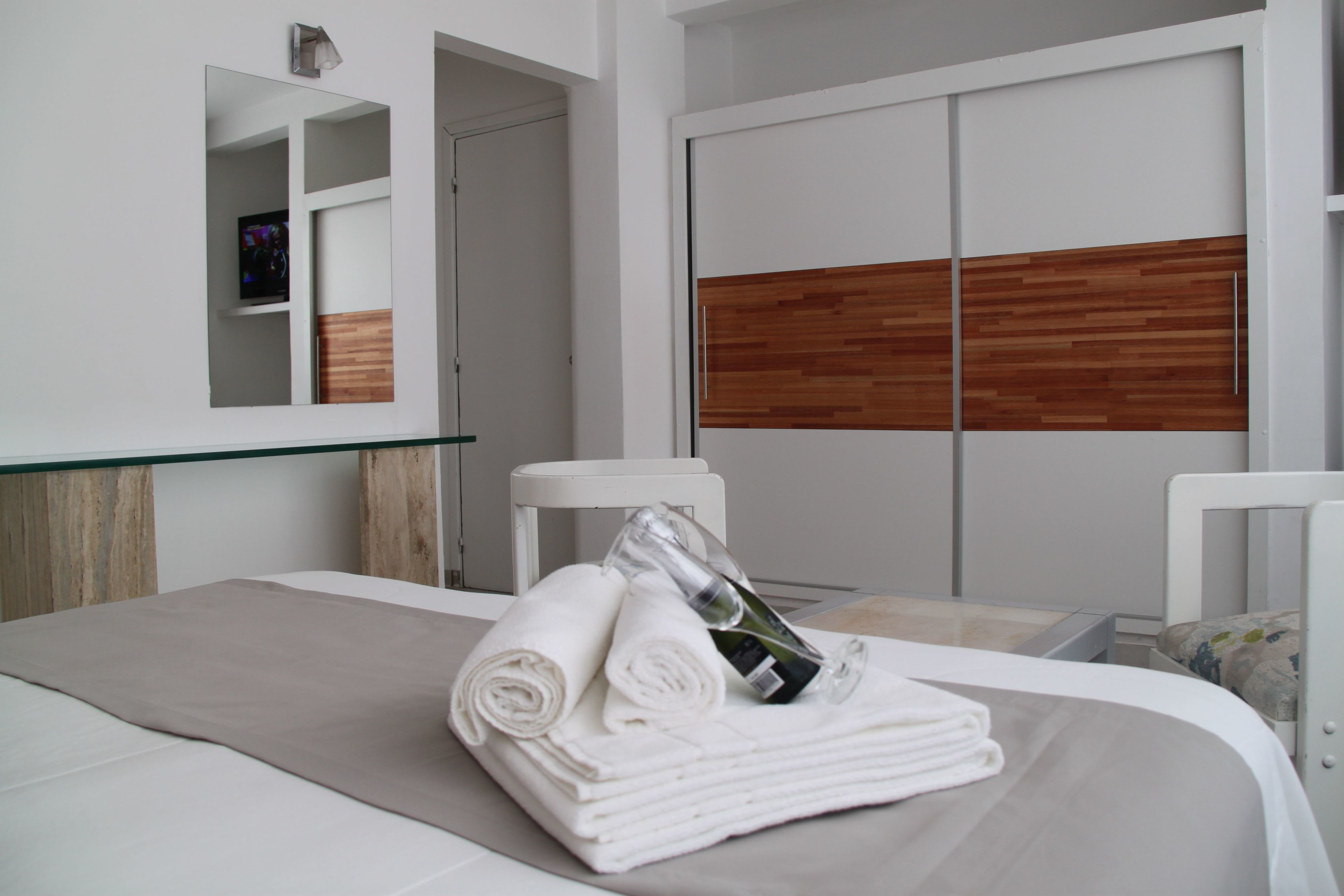 高级房 | 客房内保险箱、笔记本电脑工作区、遮光窗帘、折叠床/加床（额外收费）