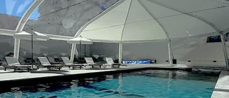 Una piscina techada, una piscina al aire libre