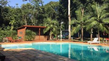 Kolam renang terbuka bermusim