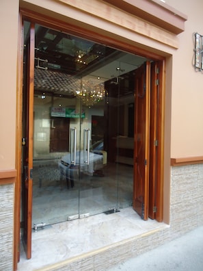 Property entrance - Alejandrina Hotel (Cuenca)