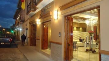 Fachada del alojamiento - Noche