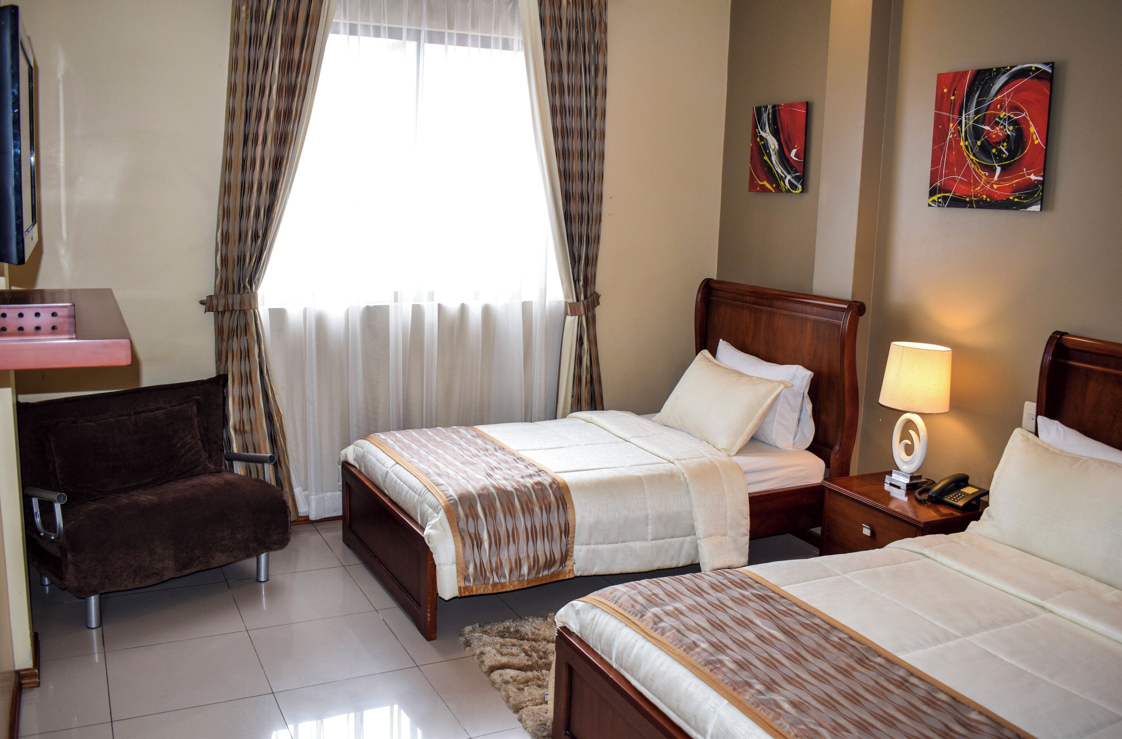 家庭三人房, 独立浴室 | 特色装修、特色家居、办公桌、熨斗/熨板