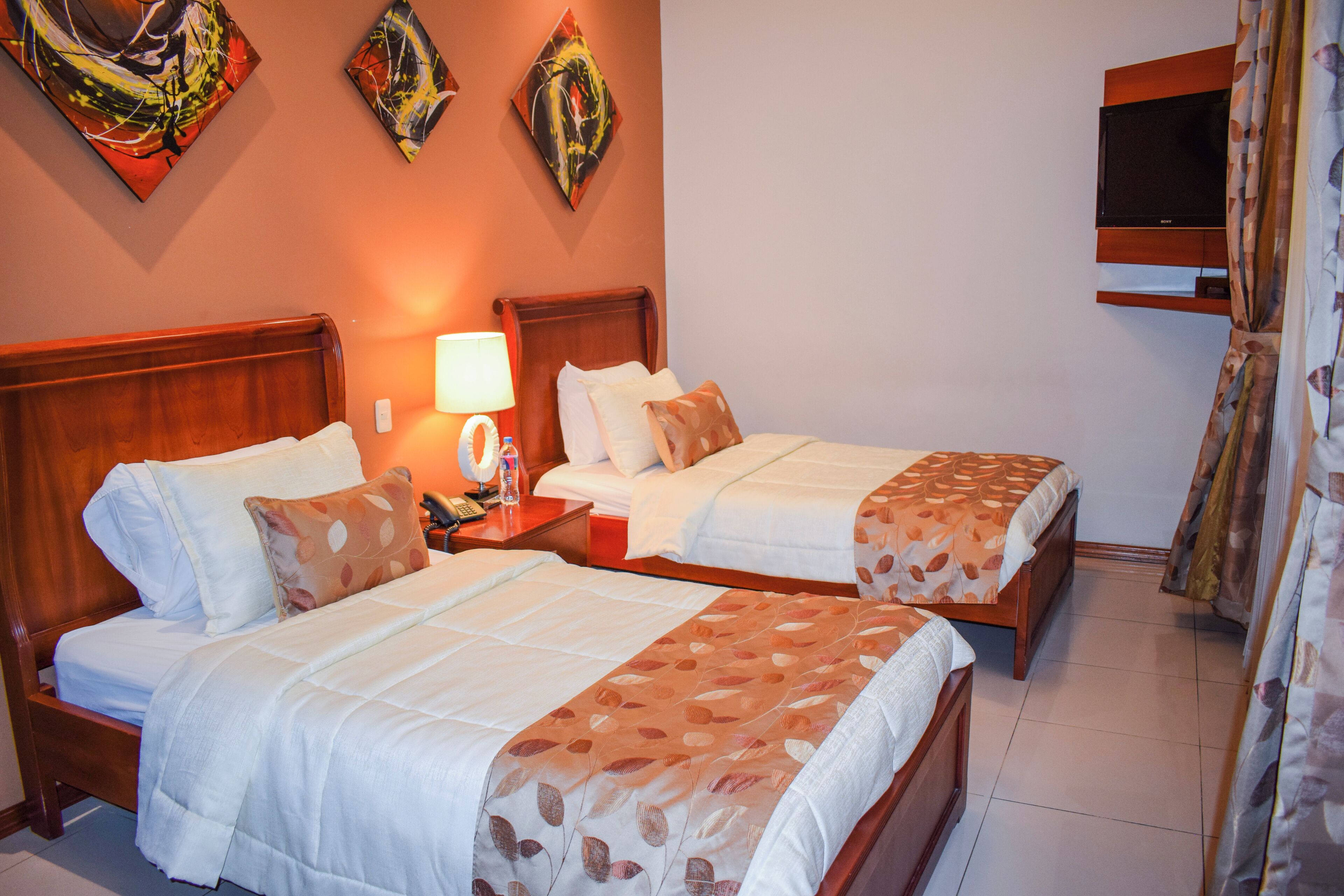 基础双人房或双床房, 私人浴室 | 特色装修、特色家居、办公桌、熨斗/熨板