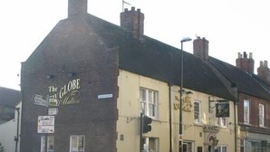 Un edificio con un cartello che riporta 'The Globe Hotel'.