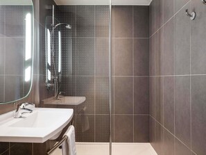 Desk, laptop workspace, blackout curtains, soundproofing - ibis budget London Barking (Barking)