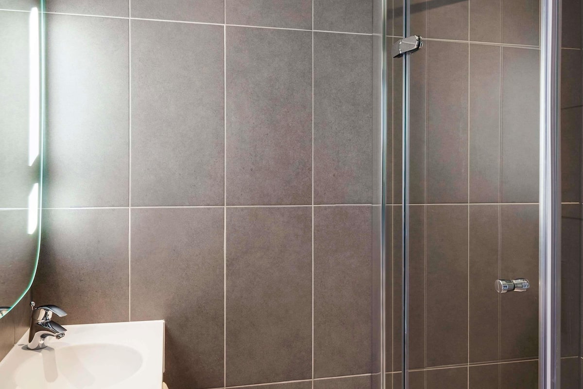 Meja kerja, tirai kedap cahaya, kedap suara, dan Wi-Fi gratis