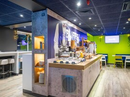 Desayuno buffet diario (GBP 8.5 por persona)