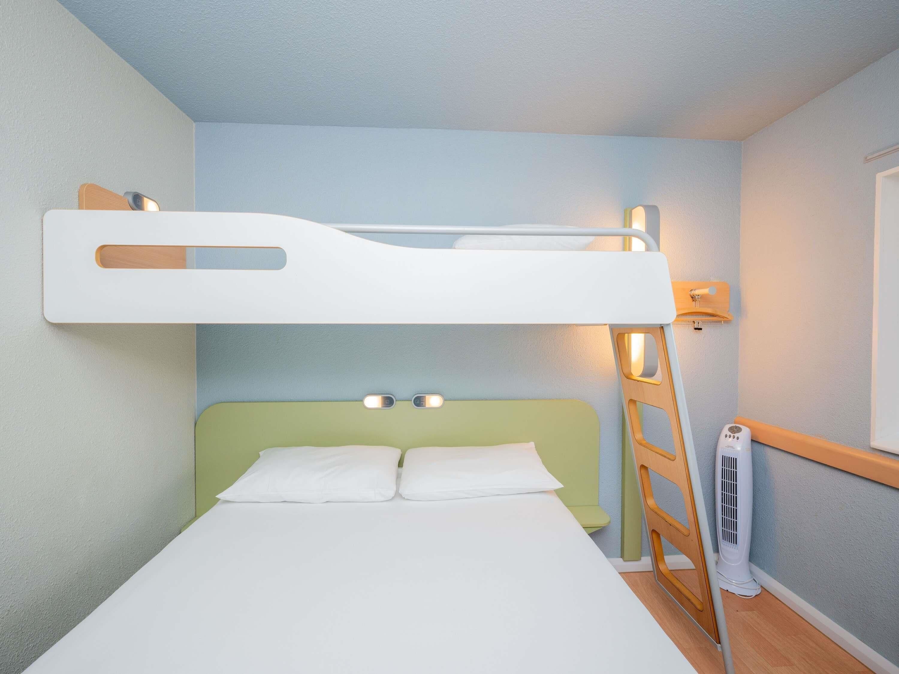 Escritorio, cortinas blackout, sistema de insonorización y wifi gratis 