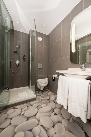 Shower, eco-friendly toiletries, hair dryer, towels - ibis budget London Barking (Barking)