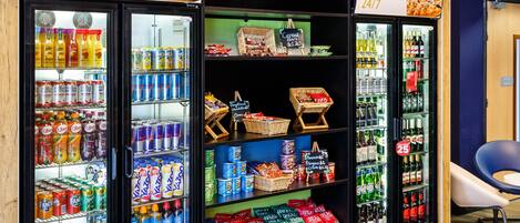Ein rund um die Uhr funktionierender, heißer Pizzaautomat mit einer Auswahl an Getränken und Snacks.
