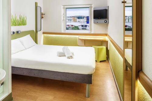 Desk, free WiFi, bed sheets