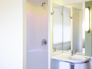 Habitación doble clásica, 1 cama matrimonial | Escritorio, wifi gratis y ropa de cama 
