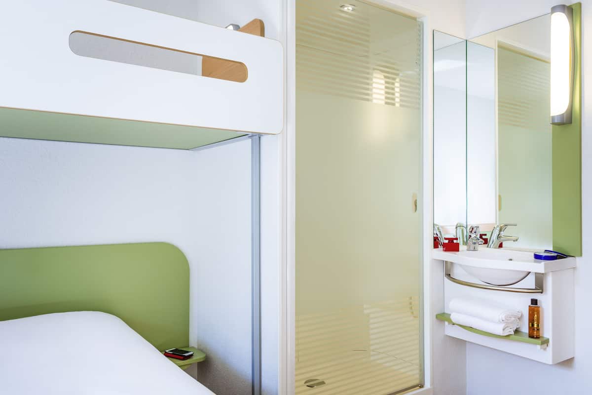 1 bedroom, desk, free wifi, bed sheets