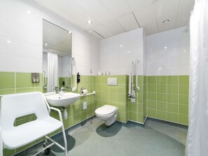 Escritorio, wifi gratis y ropa de cama 