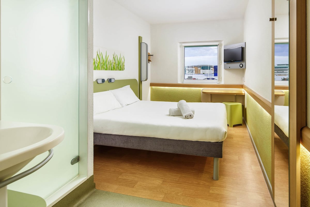 Desk, free WiFi, bed sheets