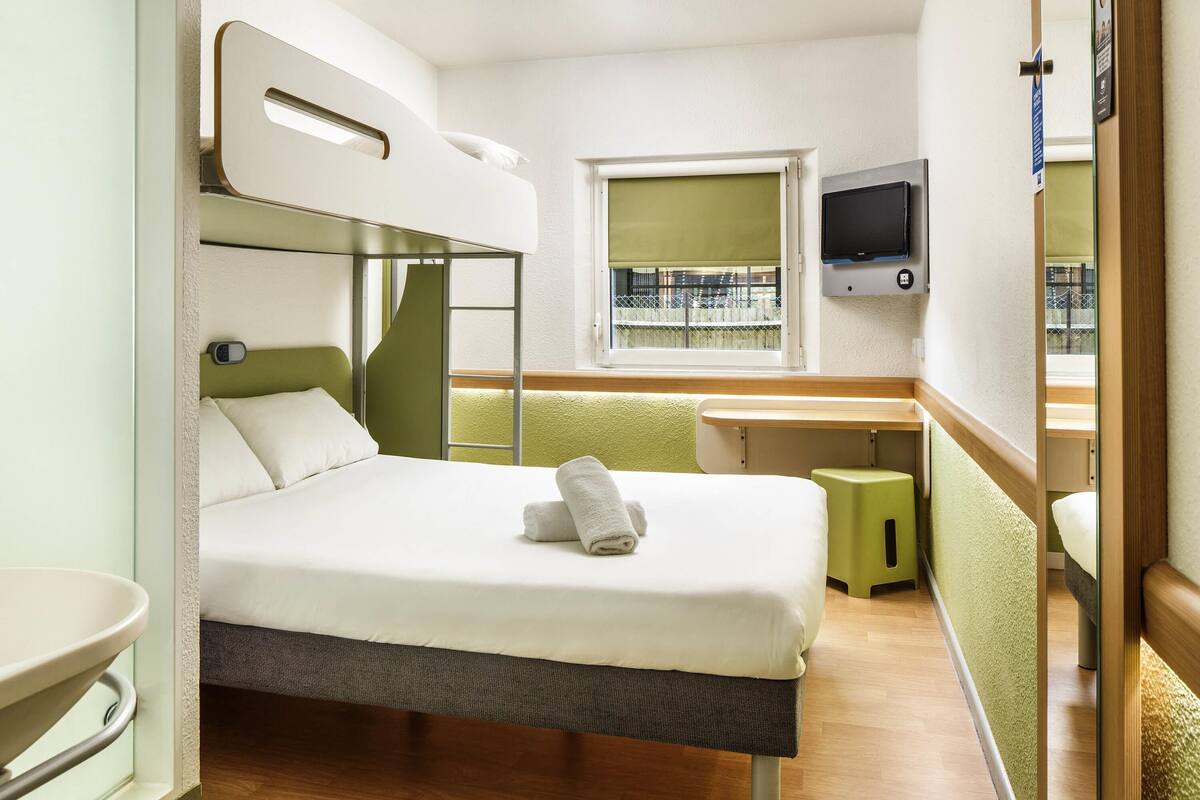 Triple Room | Desk, WiFi (free), bed sheets
