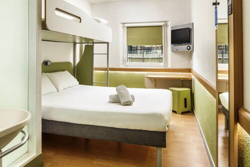 Triple Room | Desk, free WiFi, bed sheets
