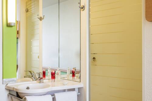 Dusche, umweltfreundliche Kosmetikartikel, Handtücher