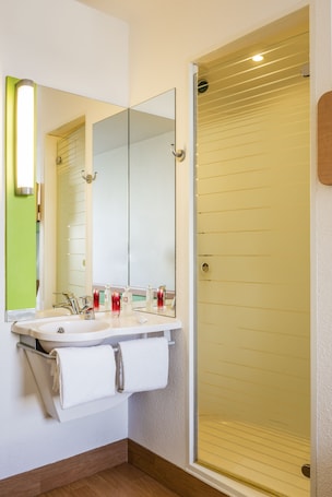 Shower, eco-friendly toiletries, towels. ibis budget Birmingham International Airport - NEC